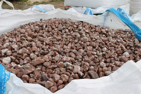 Kamenclub.ru: Мраморная крошка (щебень галтованный розовый) фр.10-20 мм.  купить в Крыму мрамор розовый, красный ландшафтный декоративный окатанный округлый щебень 15000 руб/т   фото КАМЕНЬ КЛУБ