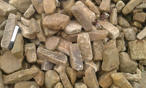 Kamenclub.ru: Песчаник для строительства и кладки блочный (фр 100-200 мм)  купить в Крыму песчаник бежевый серый рыжий валун мелкий для строительства песчаник 6500 руб/т   фото КАМЕНЬ КЛУБ