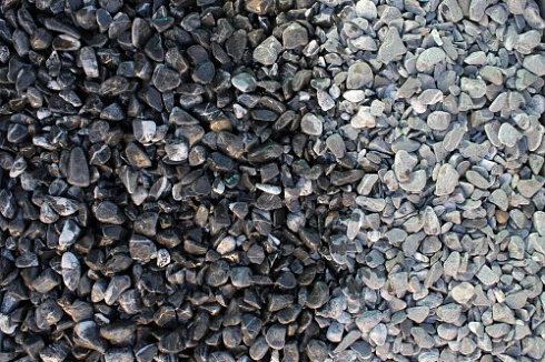 Kamenclub.ru: Щебень галтованный черный (мрамор) фр.10-20 мм.  купить в Крыму мрамор черный с белыми прожилками, черный, белый окатанный округлый ландшафтный декоративный щебень 15000 руб/т   фото КАМЕНЬ КЛУБ