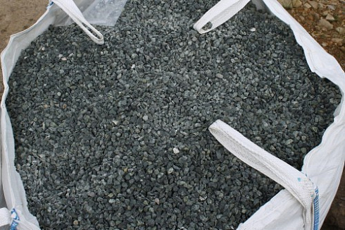 Kamenclub.ru: Щебень крошка зеленый (змеевик) фр. 10-20 мм.  купить в Крыму змеевик зеленый, салатовый декоративная ландшафтная каменная крошка щебня 7 200 руб/т   фото КАМЕНЬ КЛУБ