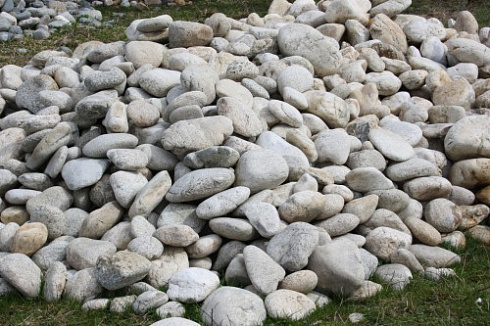 Kamenclub.ru: Бело-серый валунчик фр.100-300 мм.  купить в Крыму крупный камень для ландшафта серый, белый бело-серый валун крупная галька 4500 руб/т   фото КАМЕНЬ КЛУБ