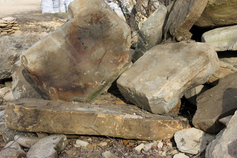 Kamenclub.ru: Песчаник плиты - плахи - пошаговые дорожки (фр. 70-150 мм)  купить в Крыму песчаник серый бежевый желтый зеленый колотый песчаник строительный 6500 руб/т   фото КАМЕНЬ КЛУБ