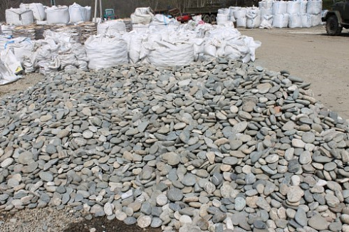 Kamenclub.ru: Галька речная плоская (ассорти) фр. 70-150 мм. купить  в Крыму галька галечник серый белый темно-серый синий светло-серый плоская природная галька  9000 руб/т   фото КАМЕНЬ КЛУБ