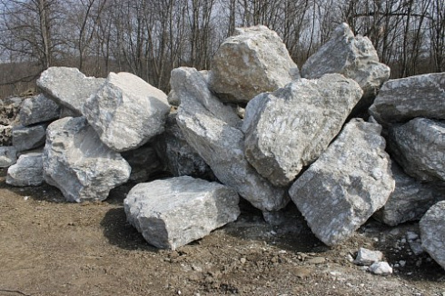 Kamenclub.ru: Мраморизированный известняк фр.500-1500 мм.  купить в Крыму    10000 руб/т   фото КАМЕНЬ КЛУБ