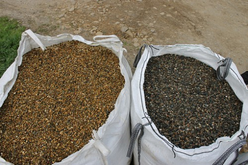 Kamenclub.ru: Галька окат (серо-желтая) фр.10-20 мм. купить  в Крыму галька серо-желтая, рыжая, серый речная окатанная округлая галька 5000 руб/т   фото КАМЕНЬ КЛУБ