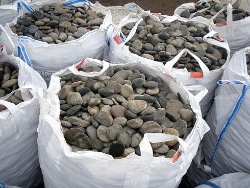 Kamenclub.ru: Галька речная плоская (ассорти) фр. 100-200-300 мм. купить  в Крыму галька плоская разноцветная серый белый темно-серый синий речная галька ландшафтная 8000 руб/т   фото КАМЕНЬ КЛУБ