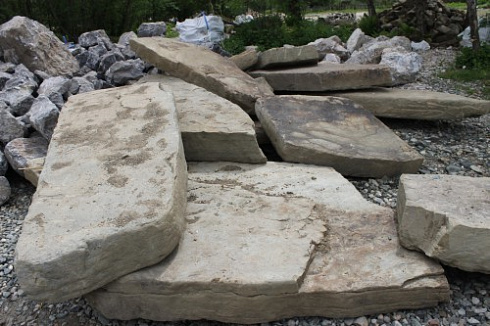 Kamenclub.ru: Песчаник плиты - плахи - пошаговые дорожки (фр. 70-150 мм)  купить в Крыму песчаник серый бежевый желтый зеленый колотый песчаник строительный 6500 руб/т   фото КАМЕНЬ КЛУБ