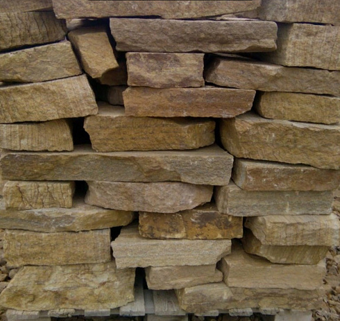 Kamenclub.ru: Песчаник пластушка желтый с рисунком (7-15 см)  купить в Крыму плитняк - пластушка - бут желтый песчаник 10200 руб/м3   фото КАМЕНЬ КЛУБ