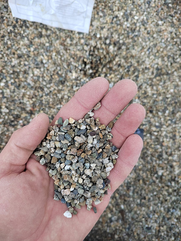 Kamenclub.ru: Галька речная окат (серая) фр.3-5 мм купить  в Крыму галька речная серая бежевый темно-серый окатанный речной камень округлый 9500 руб/т   фото КАМЕНЬ КЛУБ