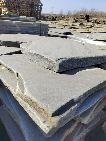 Kamenclub.ru: Песчаник пластушка светло-серый (4,0 - 6,0 см)  купить в Крыму плитняк - пластушка светло-серый песчаник 12600 руб/м3   фото КАМЕНЬ КЛУБ