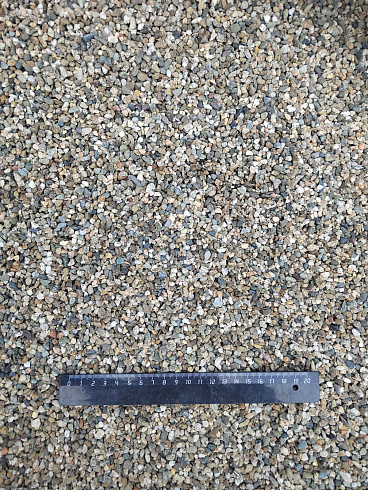 Kamenclub.ru: Галька речная окат (серая) фр.3-5 мм купить  в Крыму галька речная серая бежевый темно-серый окатанный речной камень округлый 9500 руб/т   фото КАМЕНЬ КЛУБ