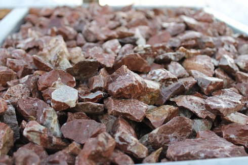 Kamenclub.ru: Мраморная крошка (щебень крошка розовый) фр. 20-40 мм.  купить в Крыму мрамор розовый, красный мраморная крошка декоративная 11000 руб/т   фото КАМЕНЬ КЛУБ