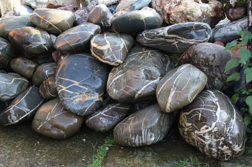 Kamenclub.ru: Валунчик Паутинник фр.100-300 мм  купить в Крыму крупный природный камень галечник темно-серый с прожилками белый черный речной валунчик 5000 руб/т   фото КАМЕНЬ КЛУБ