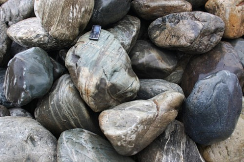 Kamenclub.ru: Речной валун Кабанчик фр.300-500 мм.  купить в Крыму крупный природный камень галька серый, темно-серый речной валун галечник масштабный 7000 руб/т   фото КАМЕНЬ КЛУБ