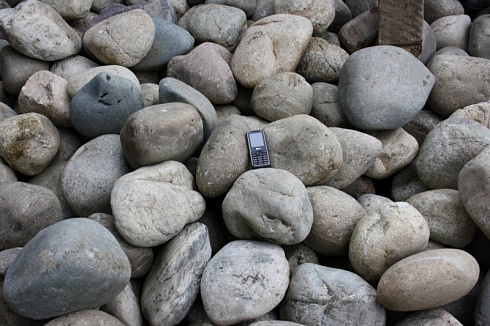 Kamenclub.ru: Темно-серый валунчик фр.100-300 мм.  купить в Крыму крупный природный камень серый, темно-серый, светло-серый речная галька большого размера окатанная 4500 руб/т   фото КАМЕНЬ КЛУБ