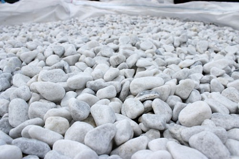 Kamenclub.ru: Мраморная крошка (щебень галтованный белый) фр.10-20 мм.  купить в Крыму мрамор белый, молочный, айвори окатанный округлый декоративный ландшафтный щебень 17000 руб/т   фото КАМЕНЬ КЛУБ