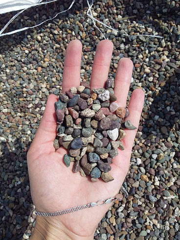 Kamenclub.ru: Галька речная окат цветная фр.5-10 мм. купить  в Крыму галька речная белый, серый, красноватый, синий, темно-серый речная окатанная галька декоративная 6800 руб/т   фото КАМЕНЬ КЛУБ