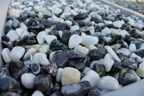 Kamenclub.ru: Мраморная крошка (щебень галтованный микс:белый-черный) фр.10-20 мм.  купить в Крыму мрамор белый, черный окатанные округлые декоративные ландшафтные камни щебня 15500 руб/т   фото КАМЕНЬ КЛУБ