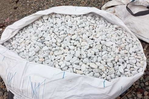 Kamenclub.ru: Мраморная крошка (щебень галтованный белый), фр.20-40 мм.  купить в Крыму мрамор белый бежевый молочный мраморный щебень декоративный 17000 руб/т   фото КАМЕНЬ КЛУБ