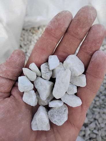 Kamenclub.ru: Мраморная крошка, щебень, цвет-белый, фр. 10-20 мм.  купить в Крыму мрамор белый, молочный айвори каменная ландшафтная декоративная крошка шебня 12000 руб/т   фото КАМЕНЬ КЛУБ