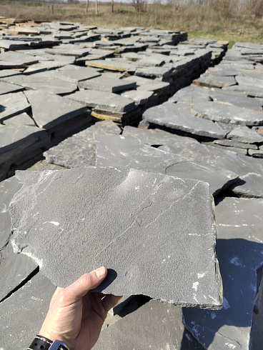 Kamenclub.ru: Песчаник пластушка светло-серый (2,0 см)  купить в Крыму плитняк- ластушка светло-серый, серый рваный ландшафтный плитняк колотый 13800 руб/м3   фото КАМЕНЬ КЛУБ