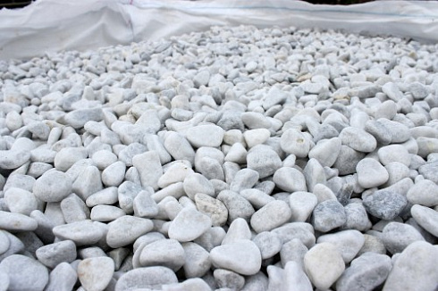 Kamenclub.ru: Мраморная крошка (щебень галтованный белый) фр.10-20 мм.  купить в Крыму мрамор белый, молочный, айвори окатанный округлый декоративный ландшафтный щебень 17000 руб/т   фото КАМЕНЬ КЛУБ