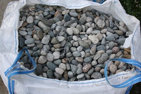 Kamenclub.ru: Галька речная окат (ассорти) фр. 50-100 мм. купить  в Крыму галька природная округлая серая белая черная серая коричневая синяя галька речная окатанная округлая 6200 руб/т   фото КАМЕНЬ КЛУБ