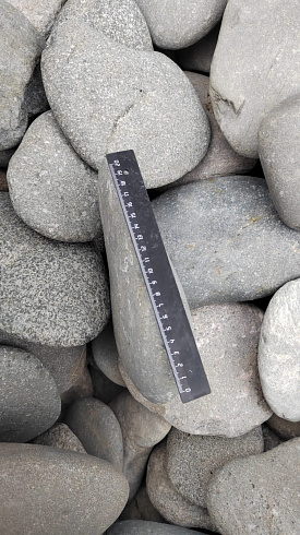 Kamenclub.ru: Галька речная плоская (темно-серая) фр. 70-150 мм. купить  в Крыму галечник природный темно-серый серый синий речная плоская природная окатанная  9000 руб/т   фото КАМЕНЬ КЛУБ