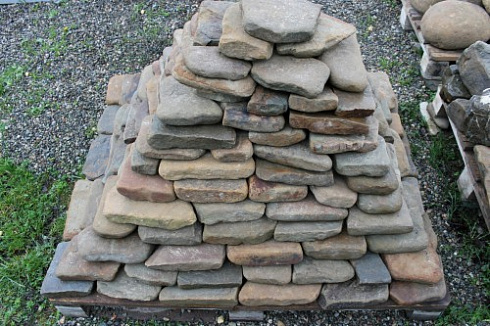 Kamenclub.ru: Песчаник галтованный для облицовки (фр. 2-5 см)  купить в Крыму песчник рыжий желтый серый песчаник окатанный речной 6 000 руб/т   фото КАМЕНЬ КЛУБ