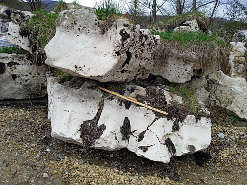 Kamenclub.ru: Выветренный известняк (степной) фр. 500-1500 мм.  купить в Крыму    10000 руб/т   фото КАМЕНЬ КЛУБ