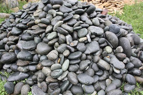 Kamenclub.ru: Темно-серый валунчик фр.100-300 мм.  купить в Крыму крупный природный камень серый, темно-серый, светло-серый речная галька большого размера окатанная 4500 руб/т   фото КАМЕНЬ КЛУБ