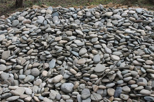 Kamenclub.ru: Галька речная плоская (ассорти) фр. 100-200-300 мм купить  в Крыму галька галечник природный серый, белый темно-серый синий рыжий светло-серый природная галька плоская крупная 8000 руб/т   фото КАМЕНЬ КЛУБ