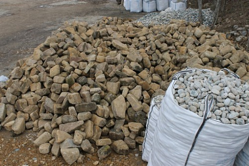 Kamenclub.ru: Песчаник для строительства и кладки блочный (фр 100-200 мм)  купить в Крыму песчаник бежевый серый рыжий валун мелкий для строительства песчаник 6500 руб/т   фото КАМЕНЬ КЛУБ