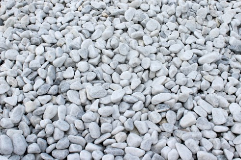 Kamenclub.ru: Мраморная крошка (щебень галтованный белый) фр.10-20 мм.  купить в Крыму мрамор белый, молочный, айвори окатанный округлый декоративный ландшафтный щебень 17000 руб/т   фото КАМЕНЬ КЛУБ