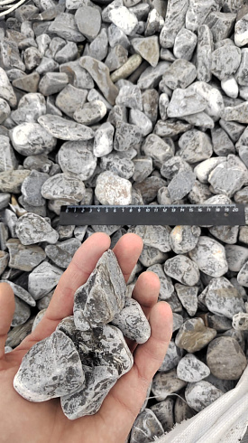 Kamenclub.ru: Щебень галтованный черный (мрамор) фр.40-70 мм.  купить в Крыму мрамор черный с белыми прожилками, черный, белый щебень галтованный округлый 13500 руб/т   фото КАМЕНЬ КЛУБ