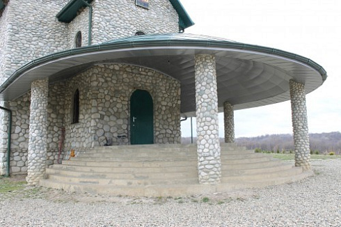 Kamenclub.ru: Галька речная плоская (бело-серая) фр. 100-200-300 мм. купить  в Крыму галька речная плоская серый, белый, бело-серый, серо-белый речная галька плоская  9000 руб/т   фото КАМЕНЬ КЛУБ