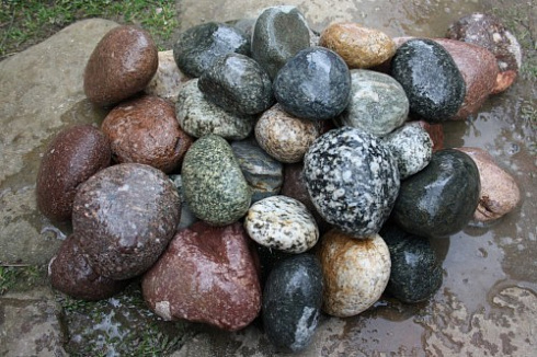 Kamenclub.ru: Галька окат (цветная картошка) фр. 50-100 мм. купить  в Крыму галька природная окатанная серый белый цветной синий темно-серый коричневый округлый галечник окатанный 6800 руб/т   фото КАМЕНЬ КЛУБ