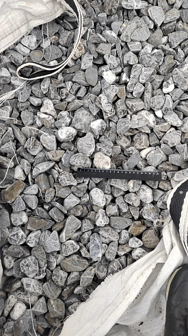 Kamenclub.ru: Щебень галтованный черный (мрамор) фр.40-70 мм.  купить в Крыму мрамор черный с белыми прожилками, черный, белый щебень галтованный округлый 13500 руб/т   фото КАМЕНЬ КЛУБ