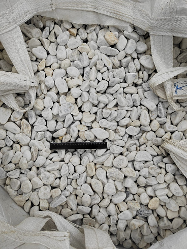 Kamenclub.ru: Мраморная крошка (щебень галтованный белый) фр.40-70 мм.  купить в Крыму мрамор белый молочный айвори окатанный округлый природный камень 17000 руб/т   фото КАМЕНЬ КЛУБ