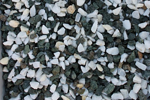 Kamenclub.ru: Мраморная крошка (щебень крошка микс: белый-зеленый) фр. 10-20 мм.  купить в Крыму мрамор белый, зеленый каменная ландшафтная декоративная крошка щебня 9500 руб/т   фото КАМЕНЬ КЛУБ