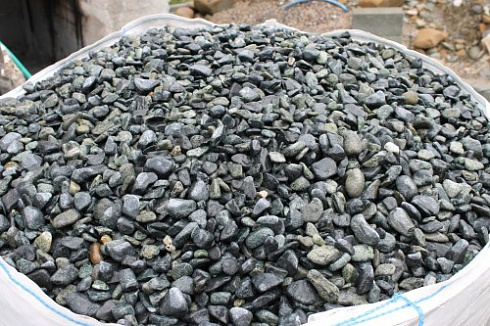 Kamenclub.ru: Щебень галтованный зеленый (змеевик) фр. 20-40 мм.  купить в Крыму мрамор зеленый, салатовый оголтованный щебень мраморный 12500 руб/т   фото КАМЕНЬ КЛУБ