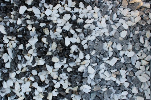 Kamenclub.ru: Мраморная крошка (щебень крошка микс : черный-белый) фр. 10-20 мм.  купить в Крыму мрамор белый, черный каменная декоративная крошка ландшафтная 12000 руб/т   фото КАМЕНЬ КЛУБ