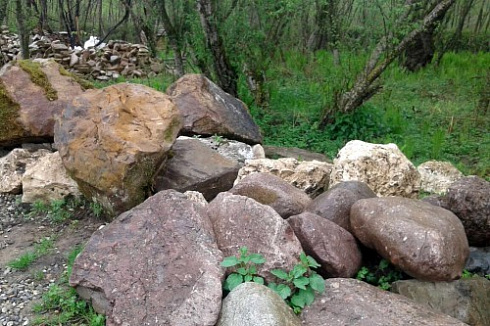 Kamenclub.ru: Конгломераты фр. 300-1000 мм.  купить в Крыму кварц мрамор диабаз коричневый, серый зеленоватый речной валун крупный 6500 руб/т   фото КАМЕНЬ КЛУБ