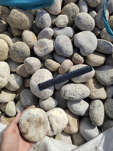 Kamenclub.ru: Галька речная окат (серо-белая) фр. 70-120 мм купить  в Крыму галька галечник бело-серая, серо-белая, серая, белая речная природная галька  8000 руб/т   фото КАМЕНЬ КЛУБ