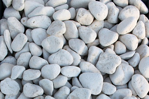 Kamenclub.ru: Щебень галтованный белый (мрамор) фр.5-10 мм.  купить в Крыму мрамор белый, айвори, молочный каменная мраморная декоративная ландшафтная крошка 17000 руб/т   фото КАМЕНЬ КЛУБ