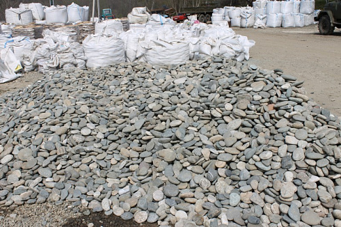 Kamenclub.ru: Галька речная плоская (серо-белая) фр. 70-120 мм. купить  в Крыму галька галечник речной серый, белый окатанная плоская  природная галька 9000 руб/т   фото КАМЕНЬ КЛУБ