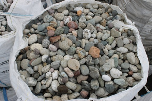 Kamenclub.ru: Галька окат (цветная картошка) фр. 50-100 мм. купить  в Крыму галька природная окатанная серый белый цветной синий темно-серый коричневый округлый галечник окатанный 6800 руб/т   фото КАМЕНЬ КЛУБ