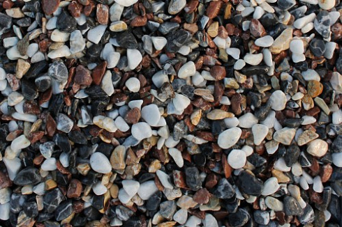 Kamenclub.ru: Мраморная крошка (щебень галтованный микс:белый-черный-розовый-медовый) фр.10-20 мм.  купить в Крыму мрамор белый, медовый, черный, розовый мраморный декоративный ландшафтный окатанный округлый галтованный щебень 15500 руб/т   фото КАМЕНЬ КЛУБ