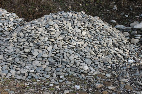 Kamenclub.ru: Галька речная плоская (ассорти) фр. 70-150 мм. купить  в Крыму галька галечник серый белый темно-серый синий светло-серый плоская природная галька  9000 руб/т   фото КАМЕНЬ КЛУБ