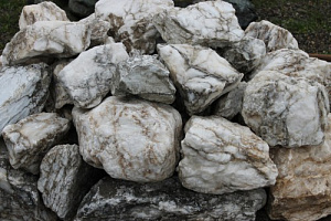 Kamenclub.ru: Мраморизированный известняк фр. 100-500 мм.  купить в Крыму известняк серый белый темно-серый сероватый валун природного образования окатанный 10500 руб/т   фото КАМЕНЬ КЛУБ